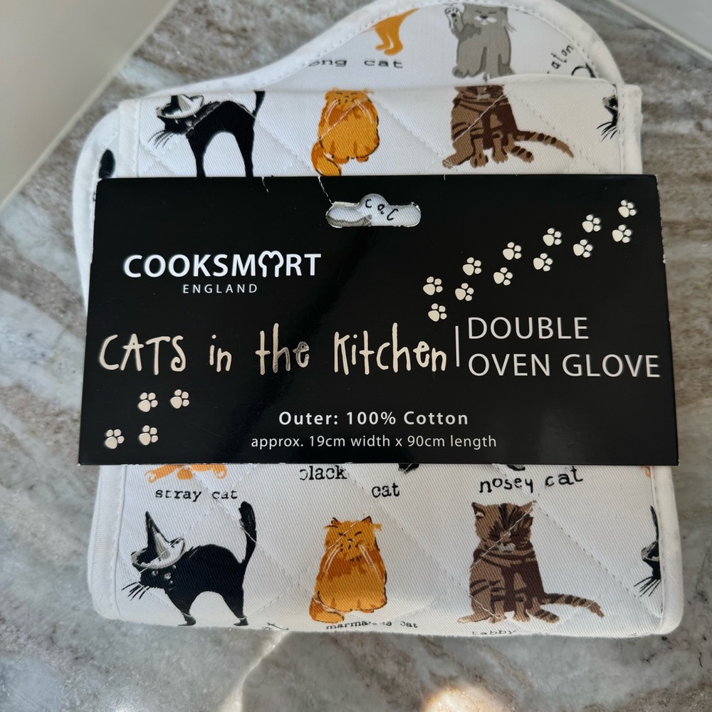 NWT!! Cats in the Kitchen Double Oven Glove - White and Black